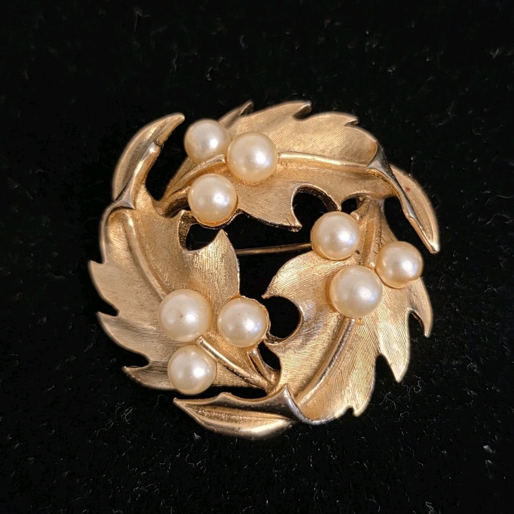 Vintage Crown Trifari Faux Pearl Gold Tone Leaf Wreath Brooch Pin Signed 1.5"
